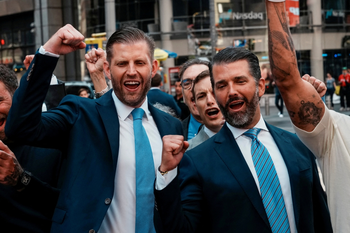 도널드 트럼프 주니어, 에릭 트럼프, 월드 리버티 파이낸셜 공동창업자 겸 최고경영자(CEO) 재크 위트코프가 13일(현지시간) 미국 뉴욕 나스닥 시장에서 ALT5의 15억 달러 규모 자금조달 마감과 ‘$WLFI 트레저리 전략’ 채택을 기념해 개장 벨을 울린 뒤 환하게 웃고 있다. 2025.8.13 뉴욕 로이터 연합뉴스