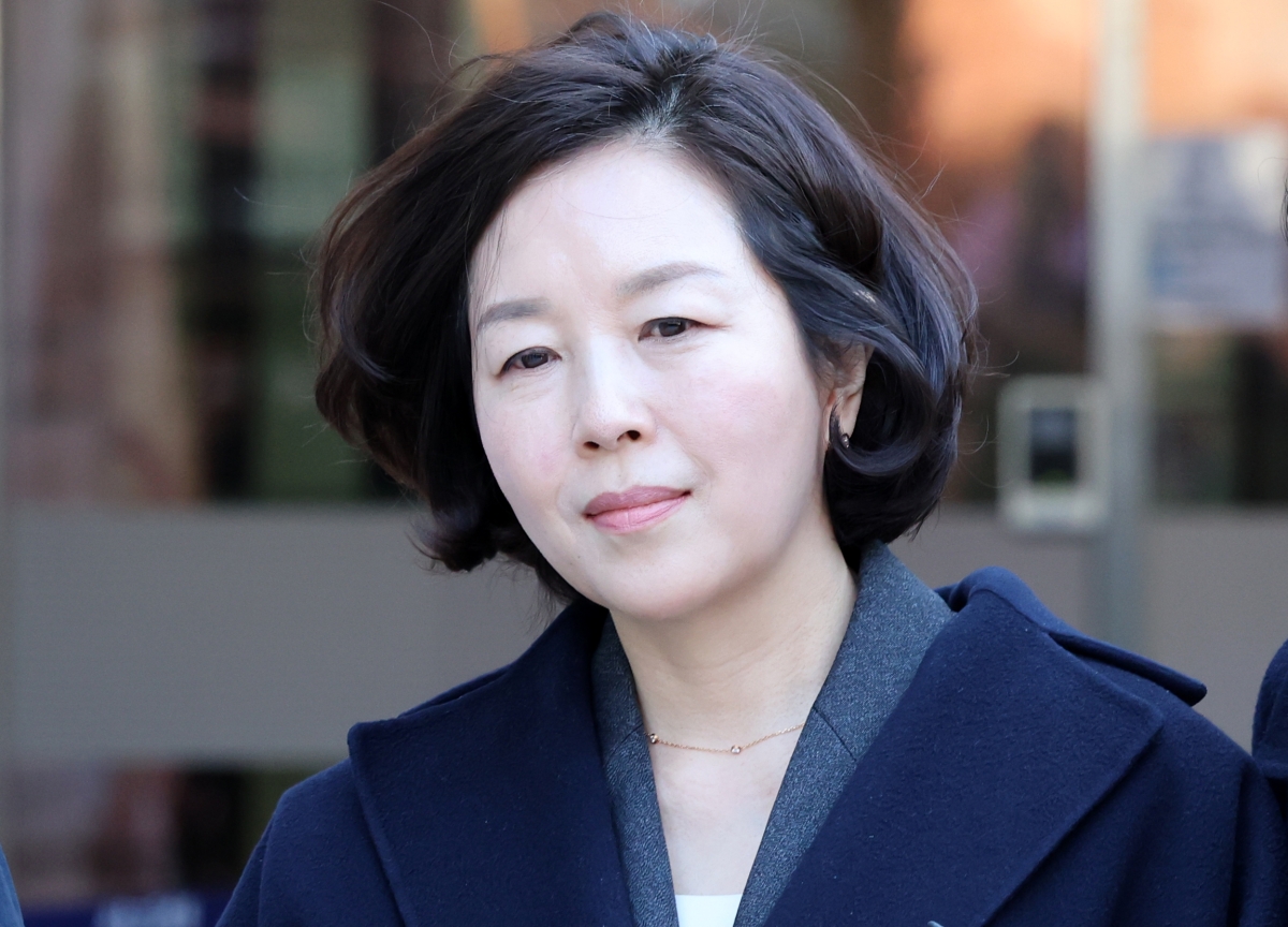 공천 헌금 의혹을 받는 김경 전 서울시의원이 지난 3일 서울 서초구 서울중앙지방법원에서 열린 구속 전 피의자 심문(영장실질심사)을 마치고 청사를 나서고 있다.뉴시스