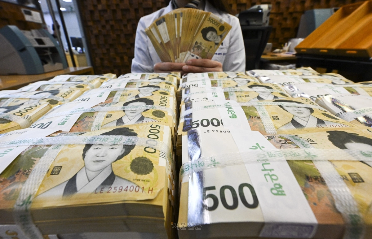 서울 중구 하나은행 위변조대응센터에서 직원이 5만원권 지폐를 정리하는 모습. 2026.2.5 이지훈 기자