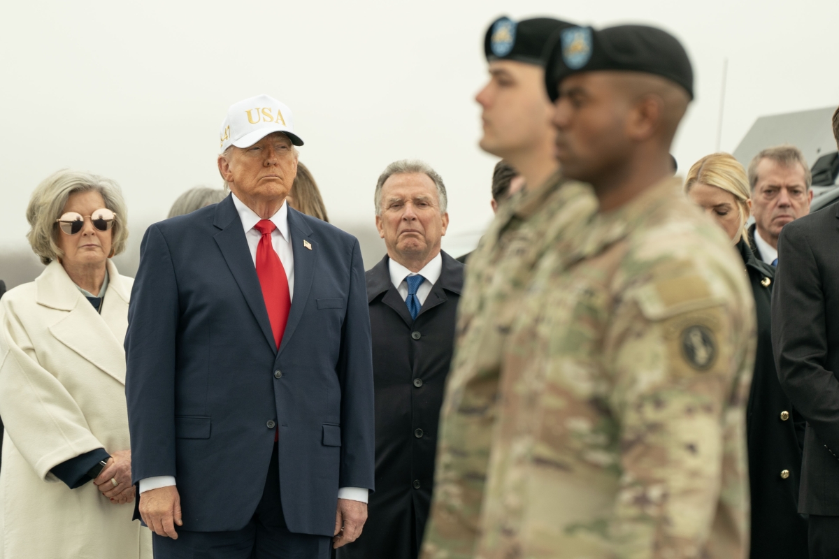 지난 7일(현지시간) 미국 델라웨어주 도버 공군기지에서 도널드 트럼프 미국 대통령이 ‘USA’ 야구모자를 쓴 채, 이란의 드론 공격으로 쿠웨이트에서 사망한 미군 병사 6구의 유해가 미국으로 송환되는 ‘품위 있는 영현 인수식’에 참석해 서 있다. 숨진 육군 예비군 6명은 미국과 이스라엘이 이란에 대한 군사작전을 개시한 다음 날인 지난 1일 쿠웨이트 포트 슈아이바의 지휘소에 드론이 충돌하면서 숨졌다. UPI 연합뉴스