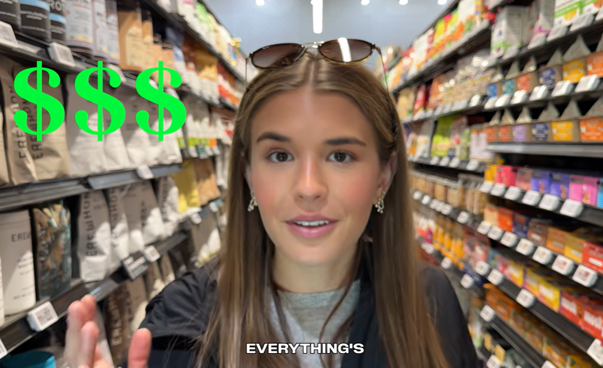 중동 정세가 불안한 가운데 도널드 트럼프 미국 대통령의 손녀인 카이 트럼프(18)가 로스앤젤레스(LA)에 있는 초고가 마트에서 쇼핑하는 모습을 유튜브에 공개해 논란이 일고 있다. 유튜브 캡처