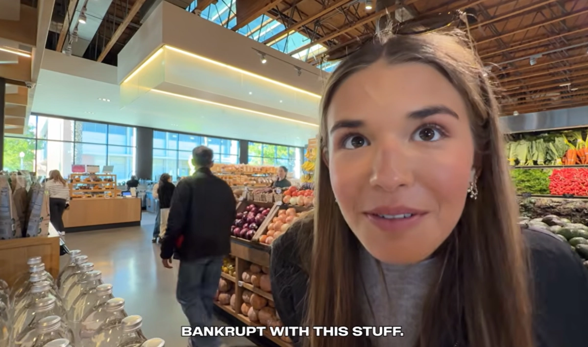 중동 정세가 불안한 가운데 도널드 트럼프 미국 대통령의 손녀인 카이 트럼프(18)가 로스앤젤레스(LA)에 있는 초고가 마트에서 쇼핑하는 모습을 유튜브에 공개해 논란이 일고 있다. 유튜브 캡처