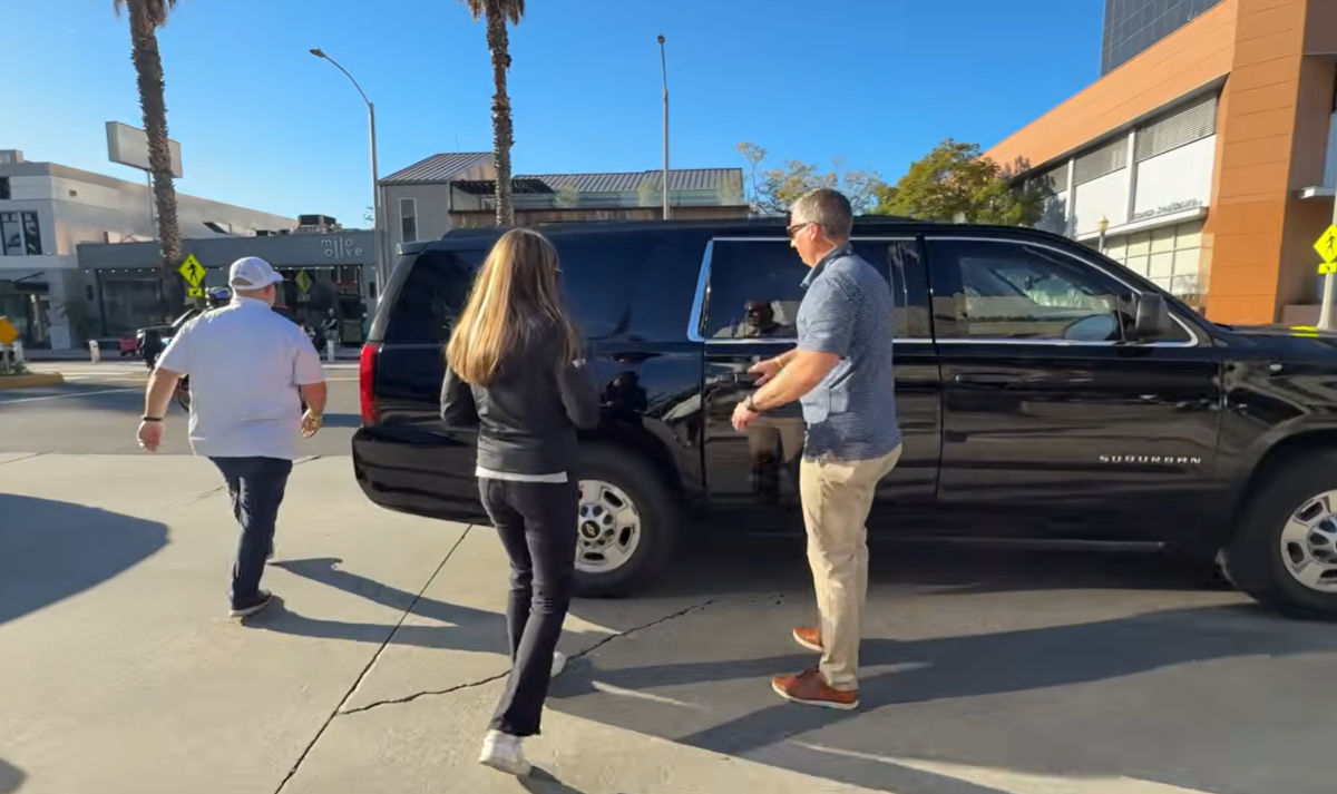 중동 정세가 불안한 가운데 도널드 트럼프 미국 대통령의 손녀인 카이 트럼프(18)가 로스앤젤레스(LA)에 있는 초고가 마트에서 쇼핑하는 모습을 유튜브에 공개해 논란이 일고 있다. 유튜브 캡처