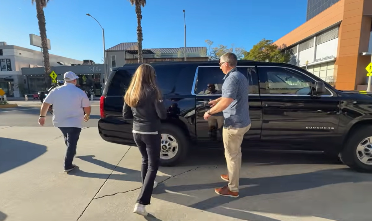 중동 정세가 불안한 가운데 도널드 트럼프 미국 대통령의 손녀인 카이 트럼프(18)가 로스앤젤레스(LA)에 있는 초고가 마트에서 쇼핑하는 모습을 유튜브에 공개해 논란이 일고 있다. 유튜브 캡처