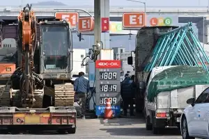 경유 유가연동보조금 4월까지 연장…“25t 화물차 月44만원 절감”