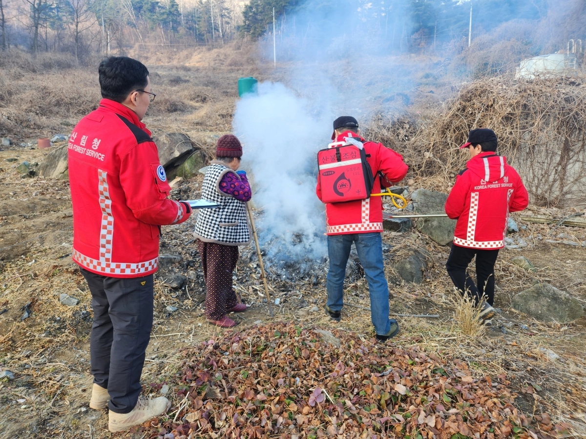 산림청 공무원들이 산림 인접지에서의 소각 행위를 단속하고 있다. 서울신문 DB