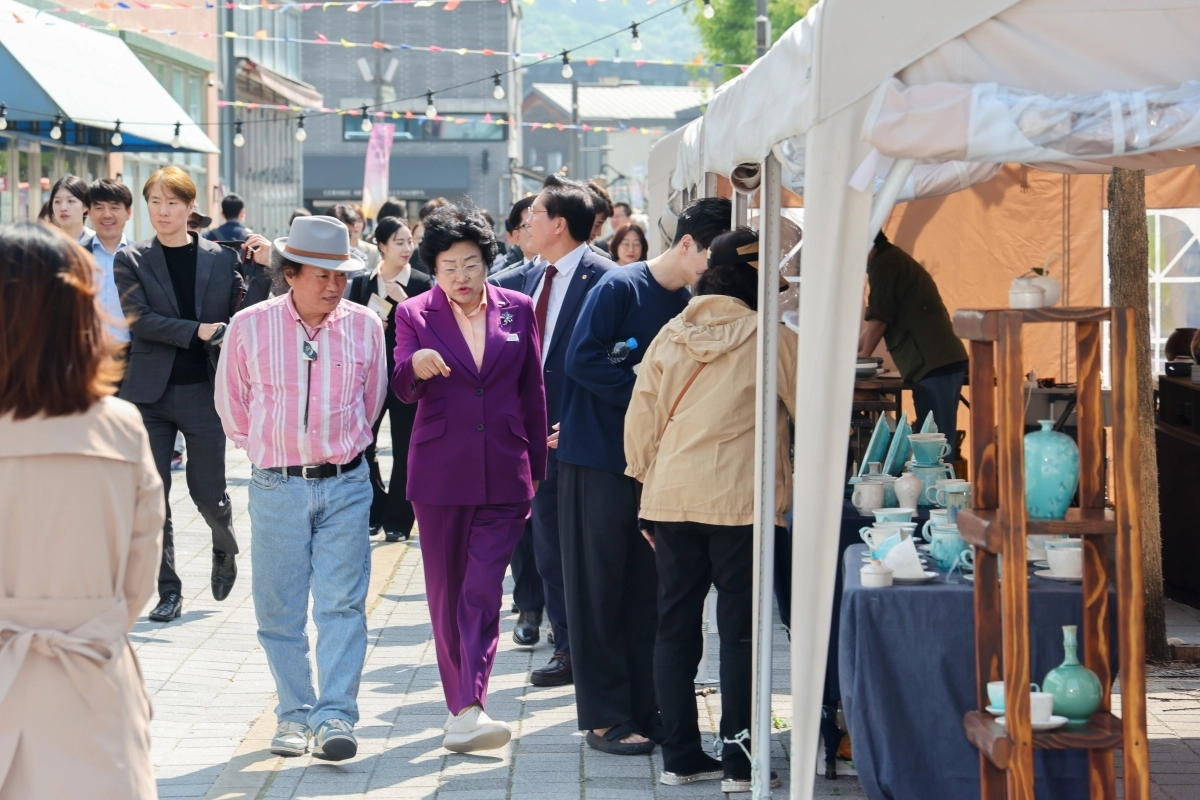 김경희 이천시장이 2025년 이천도자기축제 행사장을 둘러보고 있다. (이천시 제공)