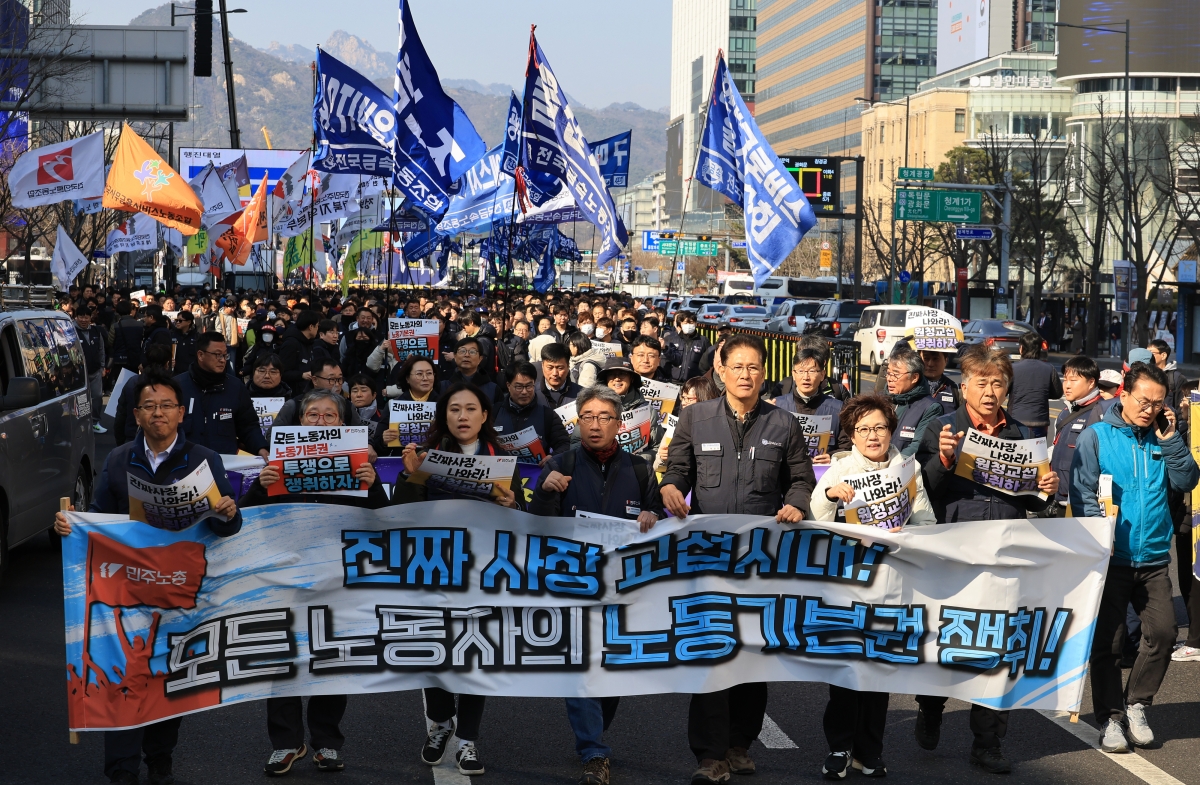 ‘노란봉투법’(노동조합 및 노동관계조정법 2·3조 개정 법률) 시행 첫날인 지난 10일 서울 세종로에서 열린 민주노총 투쟁 선포대회에서 집회를 마친 민주노총 조합원 등이 행진하고 있다. 연합뉴스