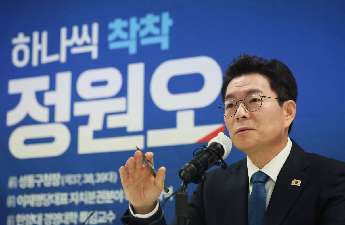 더불어민주당 서울시장 예비후보인 정원오 전 성동구청장이 11일 서울 중구 상연재에서 열린 캠프 1차 프레스데이에서 기자들의 질문에 답변하고 있다.   연합뉴스