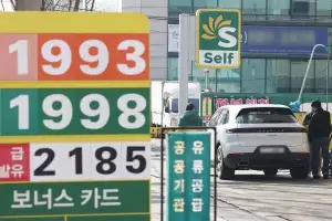 ‘석유 최고가격제’ 앞두고 기름값 일단 내렸다…휘발유 1906원·경유 1931원