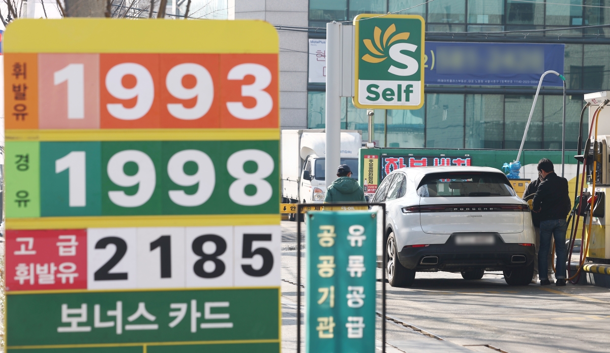 ‘기름값 2000원 육박’ 정부, 30년 만에 최고가격제 도입