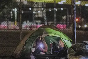 thumbnail - 집값 오르자 길거리로 ‘우르르’… “노숙자에 집 드려요” 결과는?