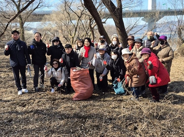 고덕수변생태공원 줍깅 활동에 함께 한 ‘강동엄마’ 박춘선 의원과 지역 리더들