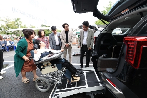 오승록(오른쪽 첫 번째) 서울 노원구청장이 지난해 9월 장애인 전동보장구운전연습장에서 열린 시승식 행사에서 참가자와 대화하고 있다.   노원구 제공