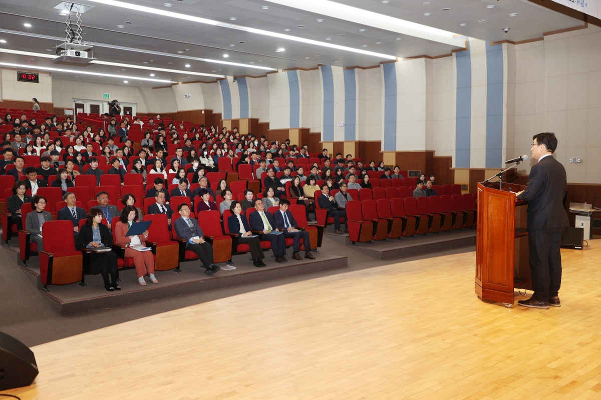 충북도교육청이 11일 공직기강 확립과 성희롱·성폭력 예방 의식을 높이기 위해 공직기강 특별교육과 성인지 교육을 실시했다. 충북도교육청 제공.