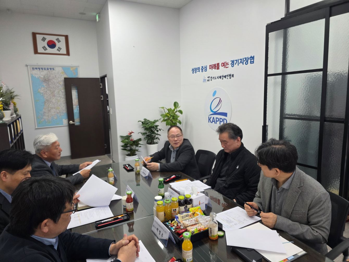 박재용 의원이 10일 경기도지체장애인협회에서 열린 2026년 상반기 경기장애인근로자지원센터 운영위원회에 참석해 장애인 근로자 지원 정책과 센터 운영 방향에 대한 의견을 나누고 있다.(사진=경기도의회)