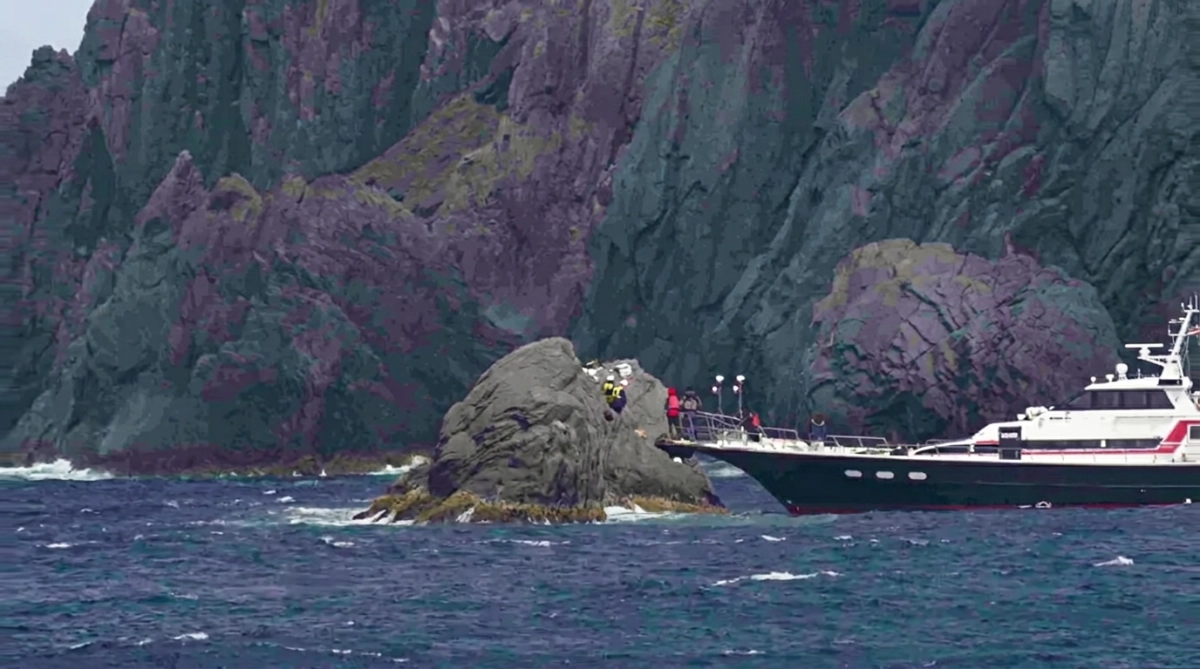 일본 나가사키현에 있는 무인도에서 갯바위 낚시를 하던 60대 한국인 남성이 실종돼 현지 해상보안청이 수색에 나섰다. 나가사키문화방송 보도화면 캡처