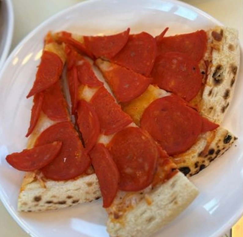 울산 울산교에 문을 연 ‘세계음식문화관’애서 판매하는 페퍼로니 피자. 자료 : 울산시