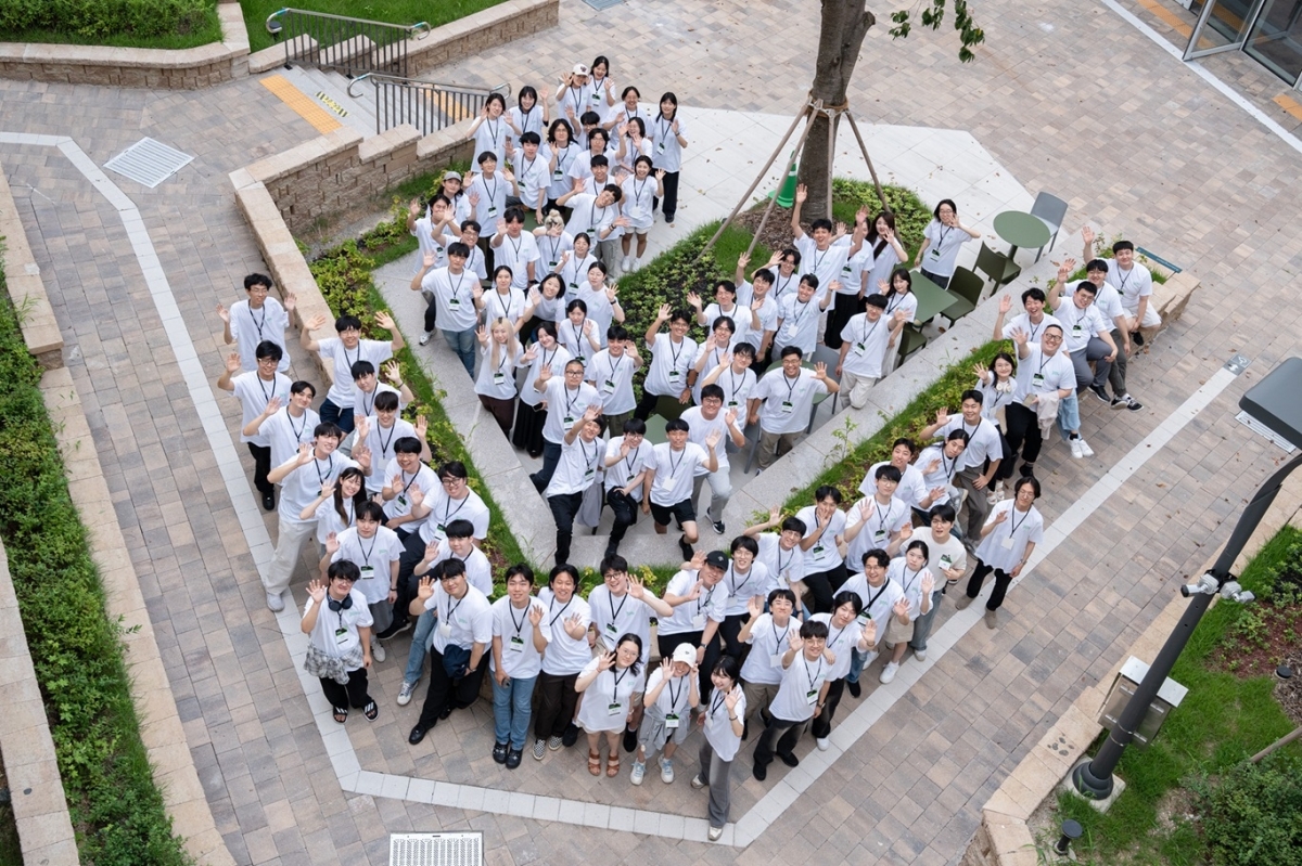 크래프톤의 구성원 재능기부 프로그램 ‘베터그라운드’ 참가자들이 지난해 8월 1일 경기 용인에 위치한 크래프톤 정글 캠퍼스에서 기념사진을 촬영하고 있다. 베터그라운드는 게임 개발자를 꿈꾸는 고등학생들을 대상으로 현직자들이 멘토링과 실무 노하우를 제공하는 진로 탐색 프로그램이다. 크래프톤 제공