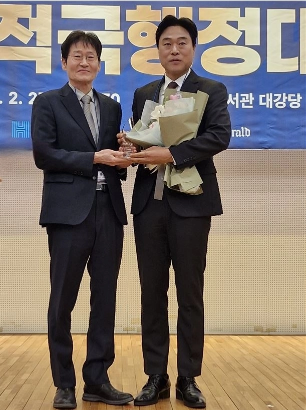 지난 2월 27일 ‘2026 제2회 적극행정대상’ 시상식에서 지방의회 부문 대상을 받은 이종배 의원(오른쪽)