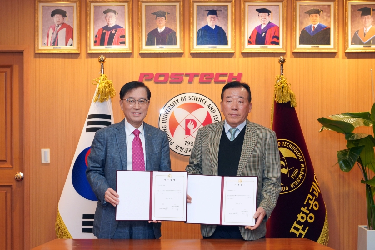 경북 포항시민 조열래(73·오른쪽)씨가 지난 10일 포항공대에 1억원을 기부한 뒤 김성근 총장과 기념사진을 찍고 있다. 포항공대 제공