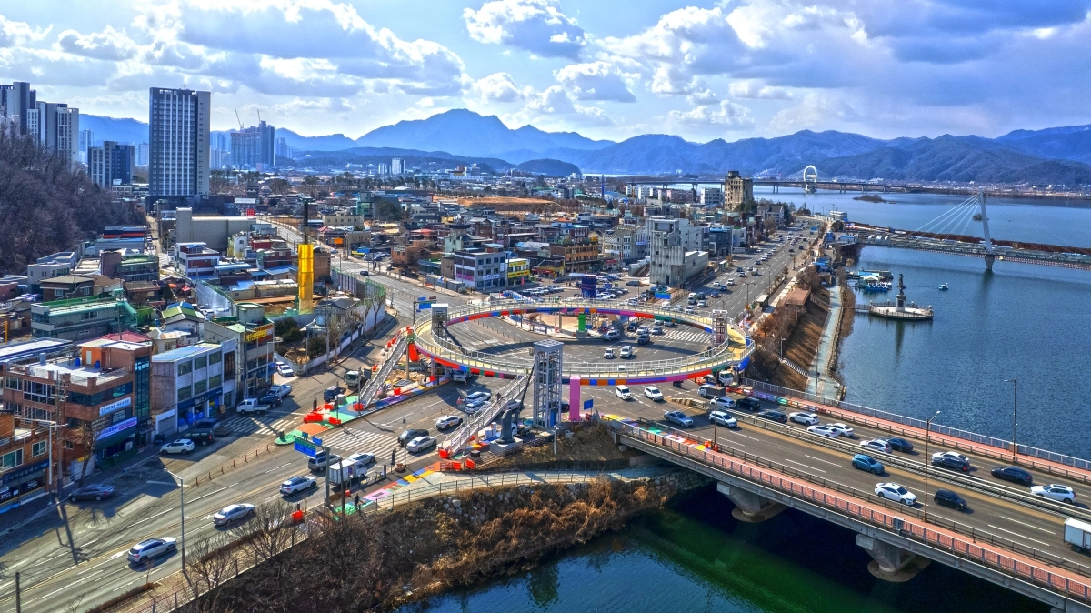 강원 춘천 소양2교 앞 호반사거리에 들어선 원형육교 ‘소양아트서클’. 춘천시 제공