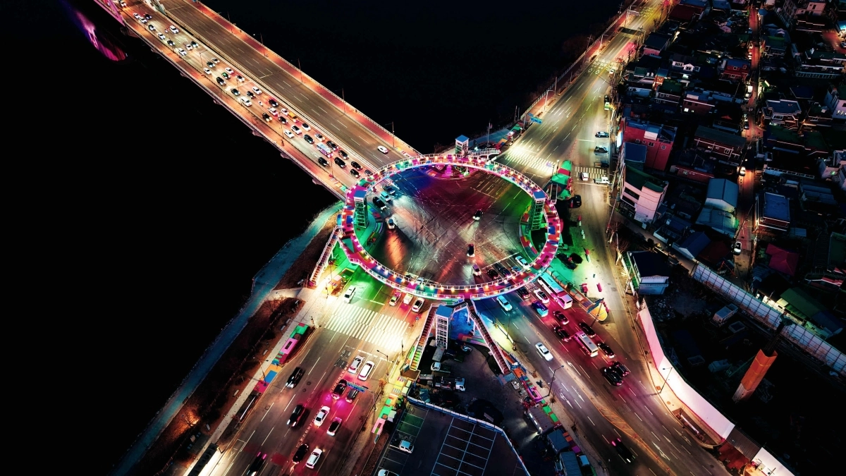 강원 춘천 소양2교 앞 호반사거리에 들어선 원형육교 ‘소양아트서클’. 춘천시 제공