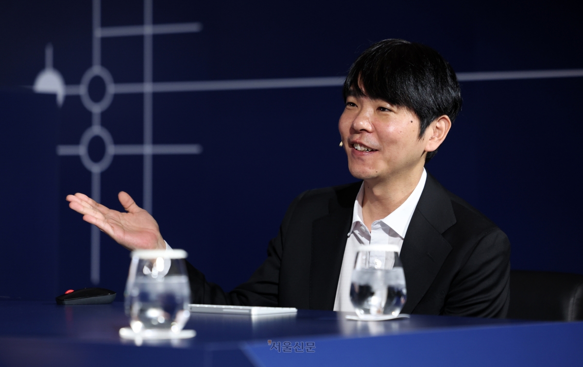 바둑기사 이세돌 9단이 9일 서울 종로구 포시즌스호텔에서 AI 스타트업 인핸스가 주최한 ‘에이전틱 AI 상용화 글로벌 캠페인’에 참석해 에이전틱 AI로 제작한 바둑모델을 시연하고 있다. 2026.3.9. 도준석 전문기자