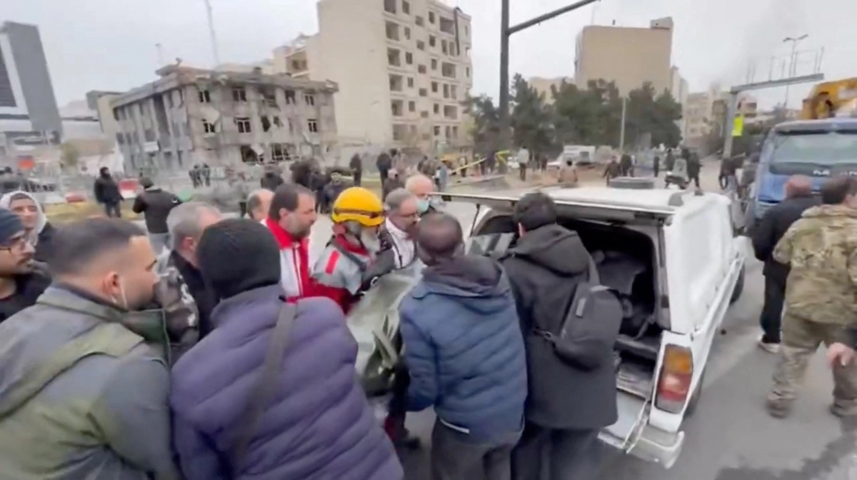 이란 테헤란에서 10일(현지시간) 시민들이 시신이 담긴 가방을 차량 안에 싣고 있다. 2026.3.10 테헤란 로이터 연합뉴스