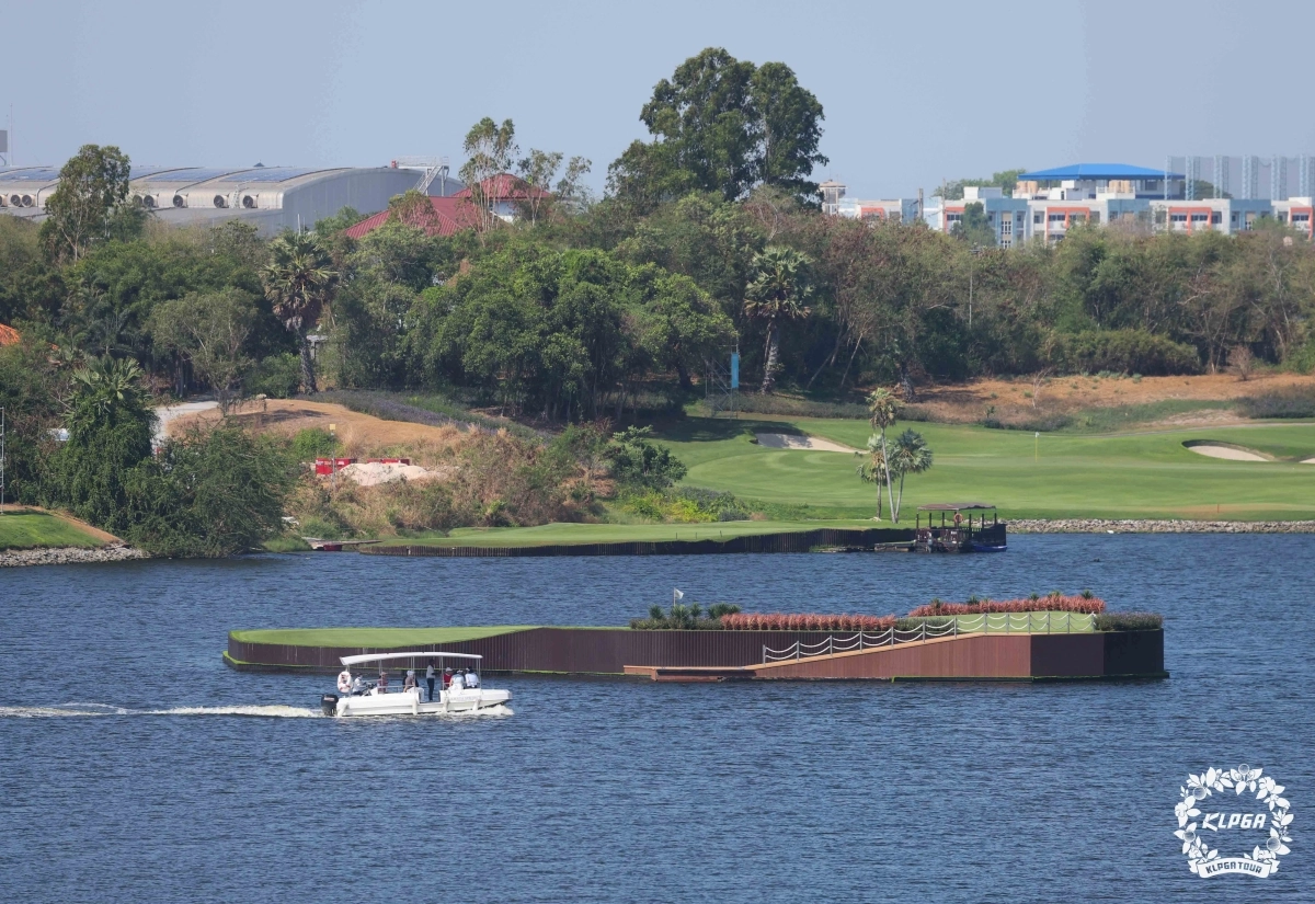 그린에 오르려면 배를 타야 하는 아마타 스프링스CC 17번 홀. KLPGA 제공.