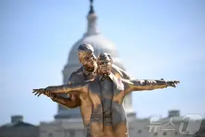 “트럼프·엡스타인 커플”…타이타닉 패러디 동상 등장