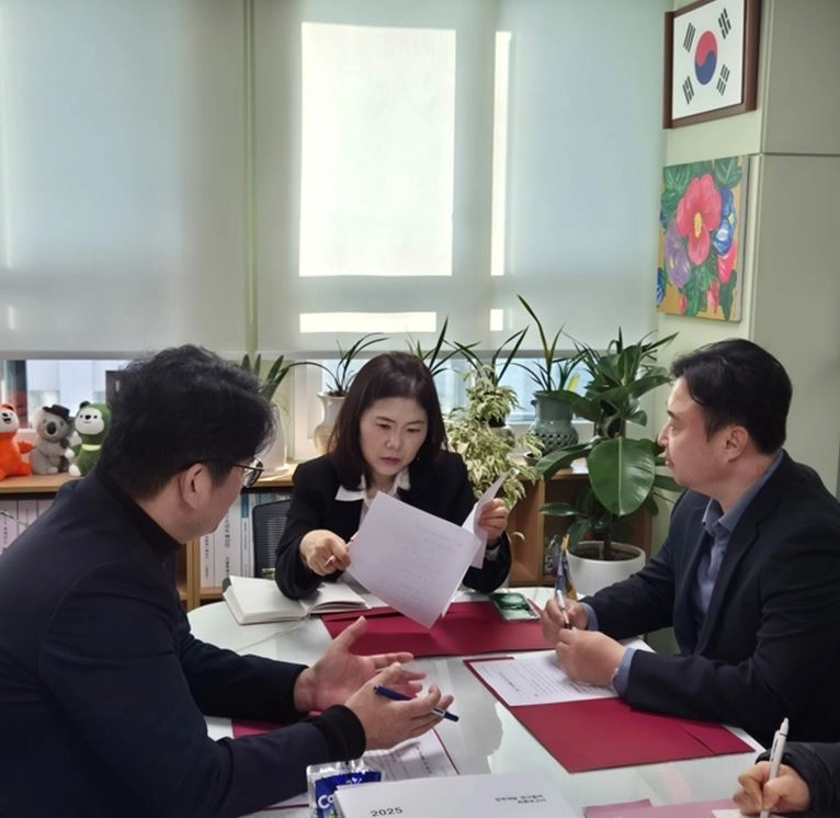 서울시교육청 학교지원과 관계자와 정기 보고회를 가진 구미경 의원