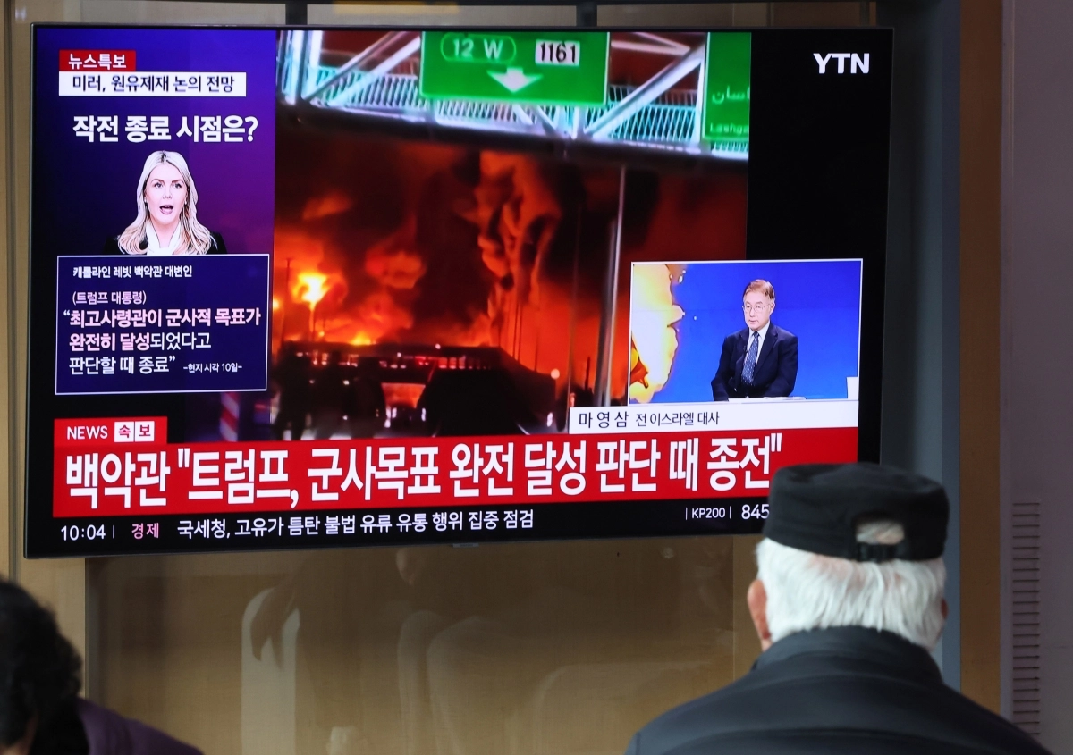 미국과 이란 전쟁이 계속된 11일 오전 서울 용산구 KTX서울역 대합실에서 시민들이 뉴스 속보를 보고 있다. 뉴시스