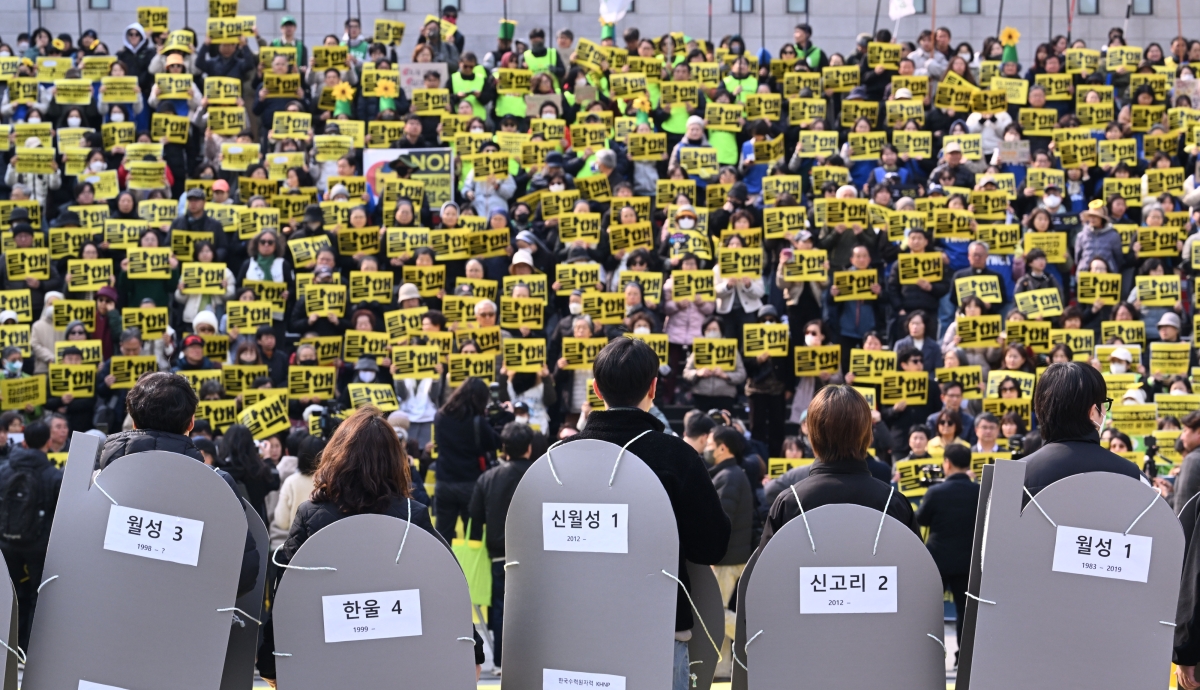 신규핵발전소저지전국민비상행동 관계자들이 11일 서울 광화문광장에서 후쿠시마 핵사고 15년 탈핵선언대회를 갖고 있다. 2026.3.11 도준석 전문기자