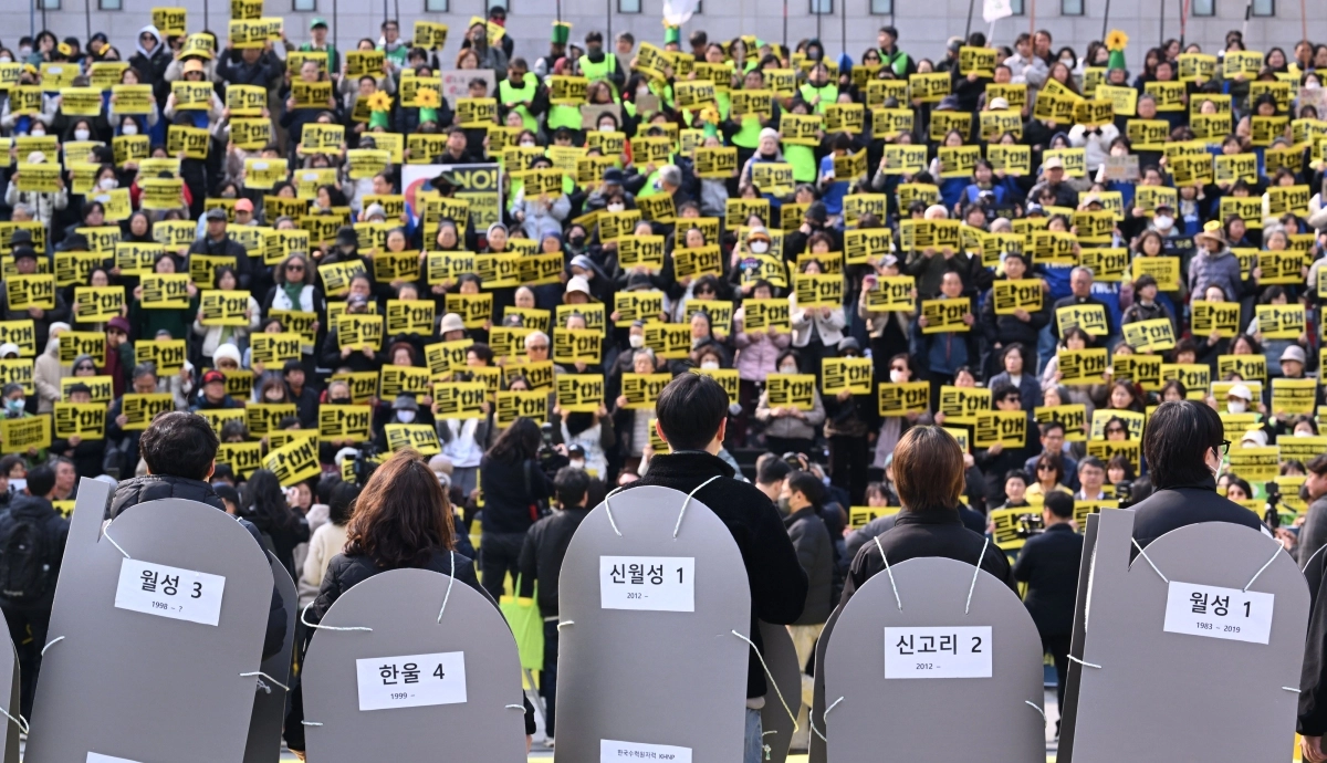 신규핵발전소저지전국민비상행동 관계자들이 11일 서울 광화문광장에서 후쿠시마 핵사고 15년 탈핵선언대회를 갖고 있다. 2026.3.11 도준석 전문기자