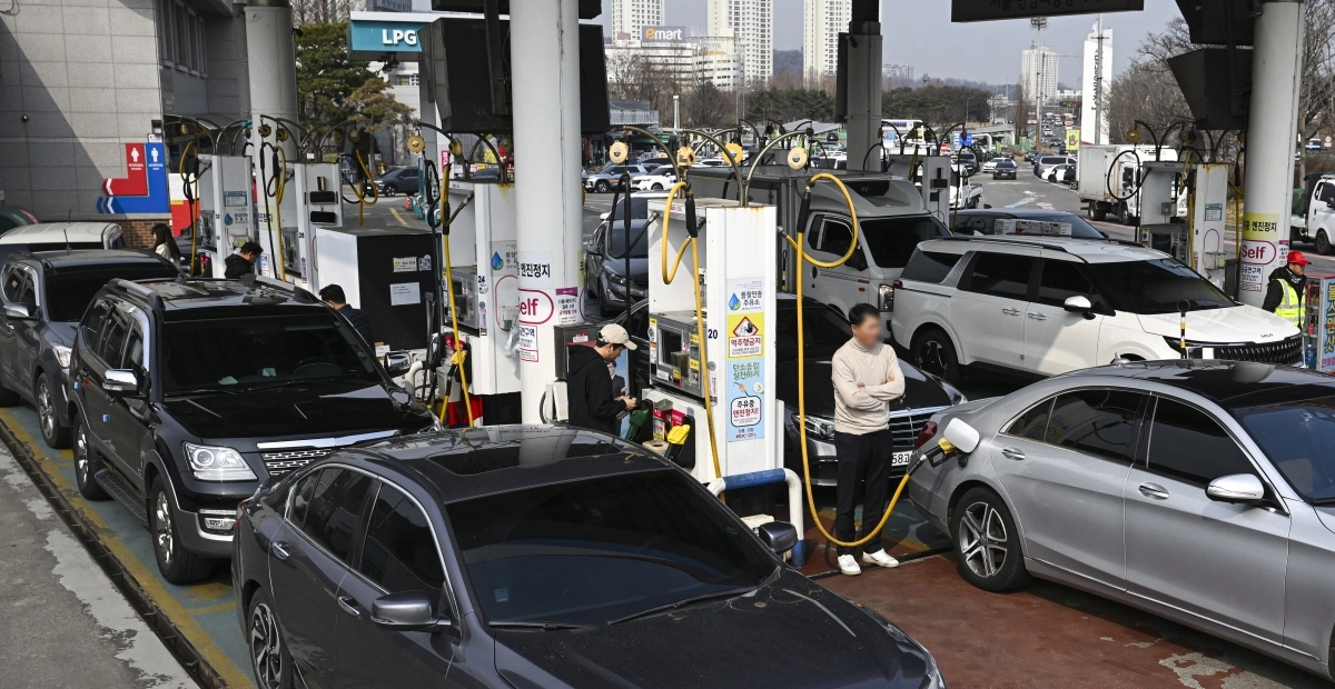 휴게소 이용객들이 11일 서울 서초구 경부고속도로 만남의광장 부산방향 휴게소 내 주유소에서 주유하고 있다.  2026.3.11 이지훈 기자