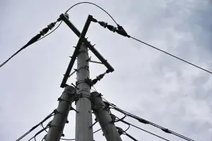 “이거 팔면 대박” 전봇대 전선 끊고 다리 이름판 뜯어…한국 맞습니다