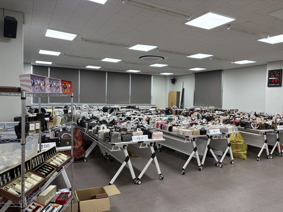 경찰이 압수한 모조품. 충남경찰청 제공