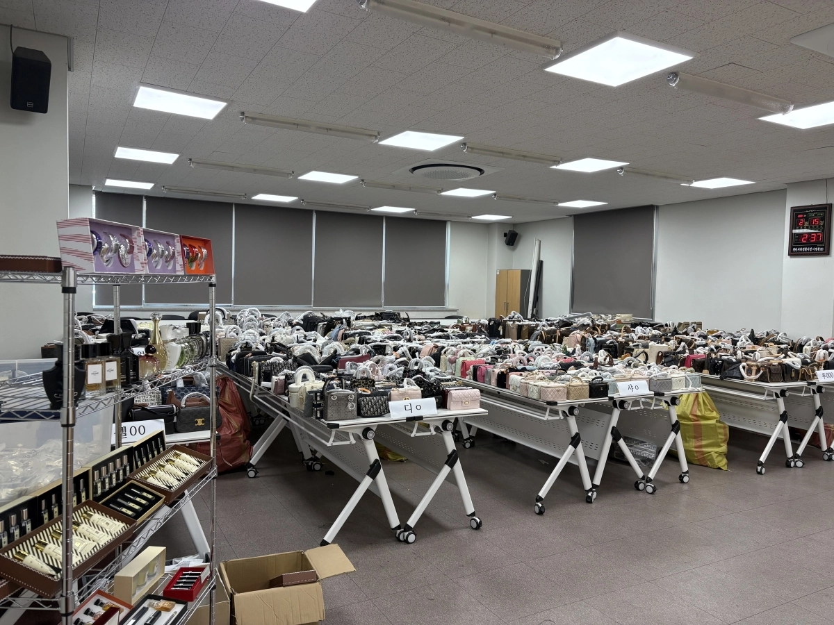 경찰이 압수한 모조품. 충남경찰청 제공