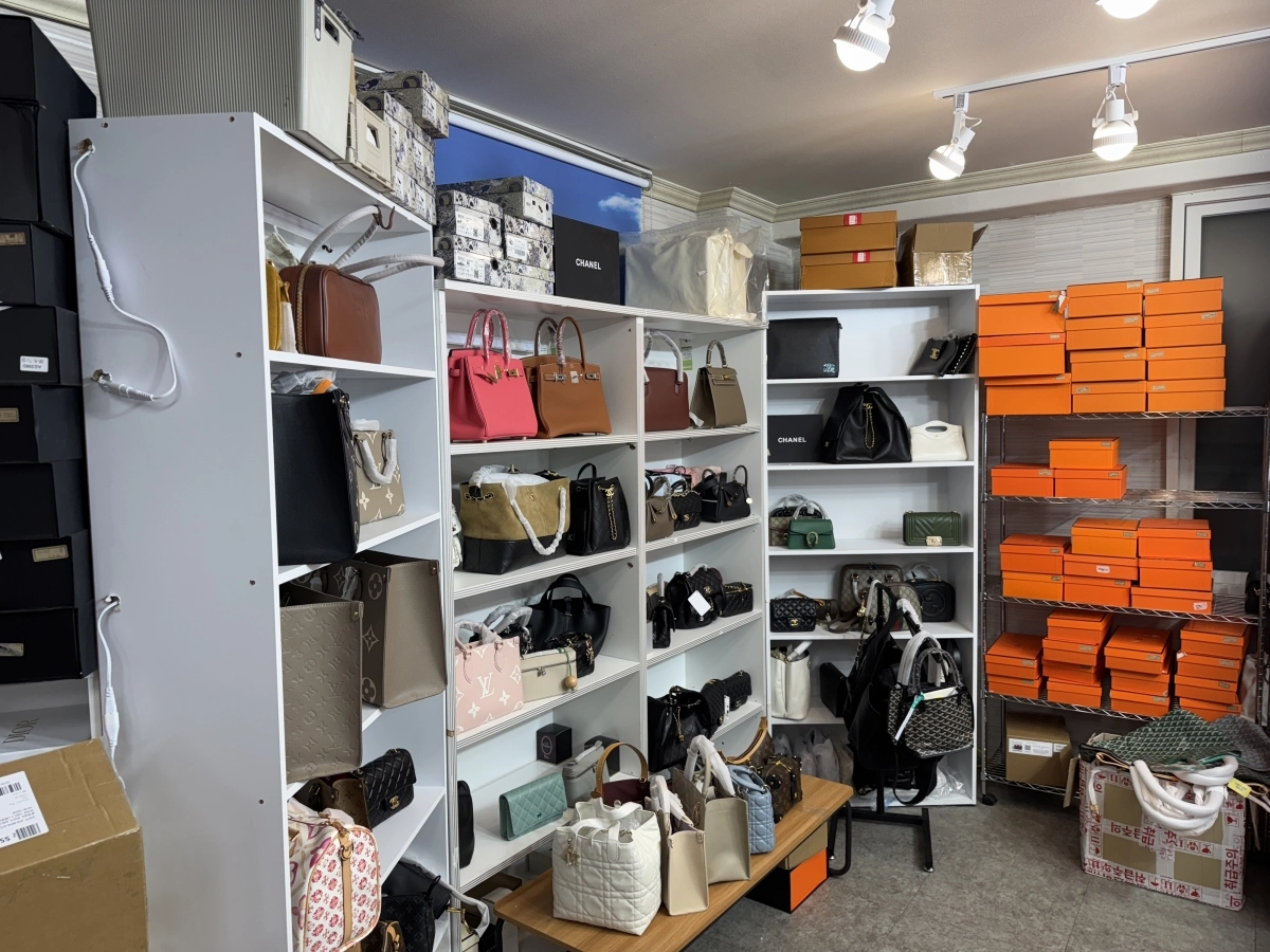 창고에 보관돼 있던 모조품. 충남경찰청 제공