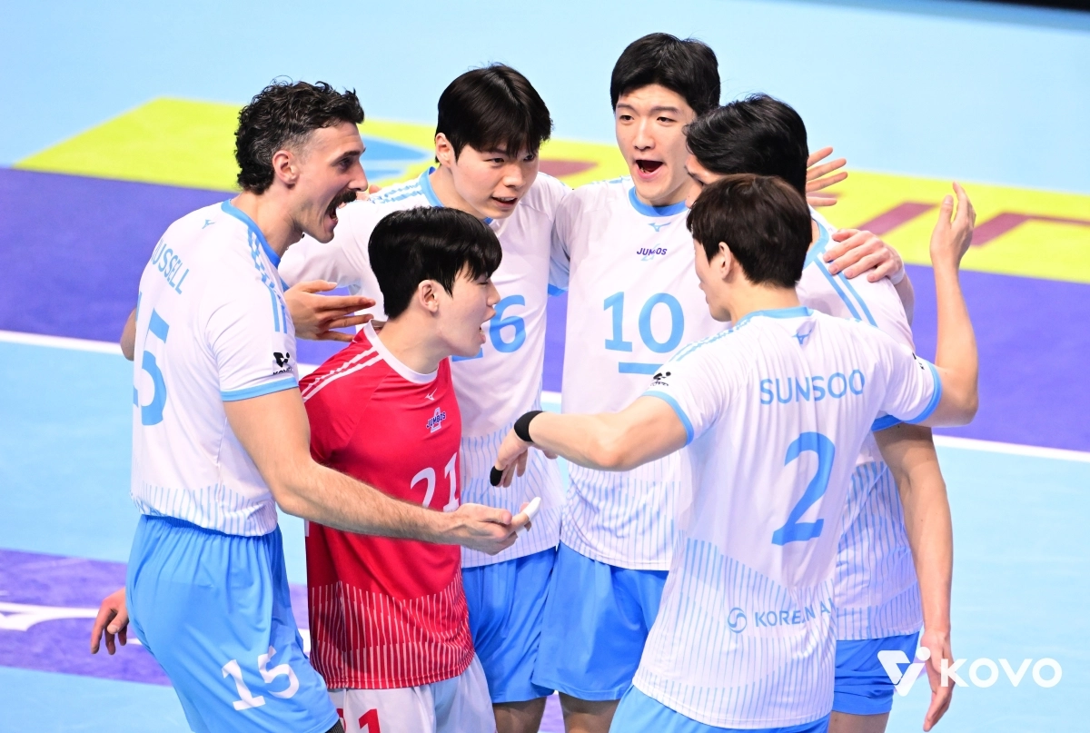 프로배구 남자부 대한항공 선수들이 지난 6일 우리카드와의 경기에서 득점을 올린 뒤 기뻐하고 있다. 한국배구연맹 제공