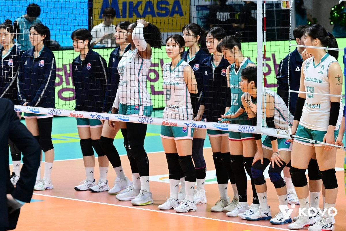 한국도로공사 선수들이 7일 GS칼텍스와의 경기 이후 코트 앞에 서 있다. 한국배구연맹 제공