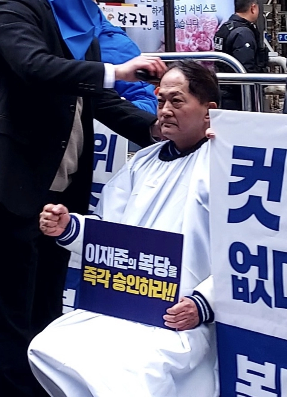 6일 이재준 전 고양시장이 더불어민주당 중앙당 당사 앞에서 복당 허용을 요구하며 삭발하고 있다. (이재준 전 고양시장 제공)