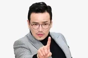 MC딩동, 생방송 중 女출연자 머리채 잡고 폭행 논란