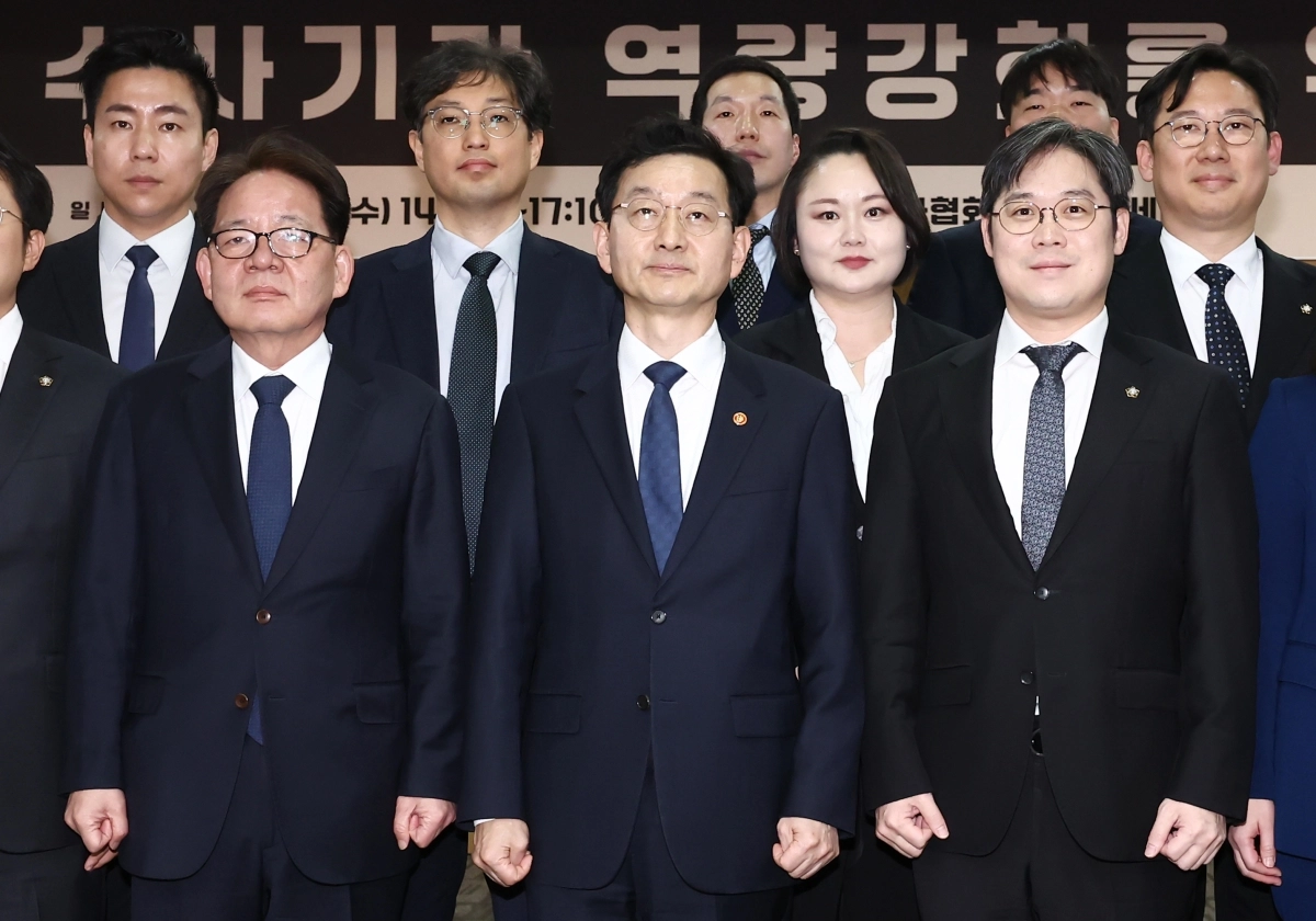 검찰개혁추진단장인 윤창렬 국무조정실장(앞줄 가운데)이 11일 오후 서울 서초구 수사기관 역량강화를 위한 공청회에서 김정욱 대한변호사협회장 등 참석자들과 기념촬영을 하고 있다. 뉴스1