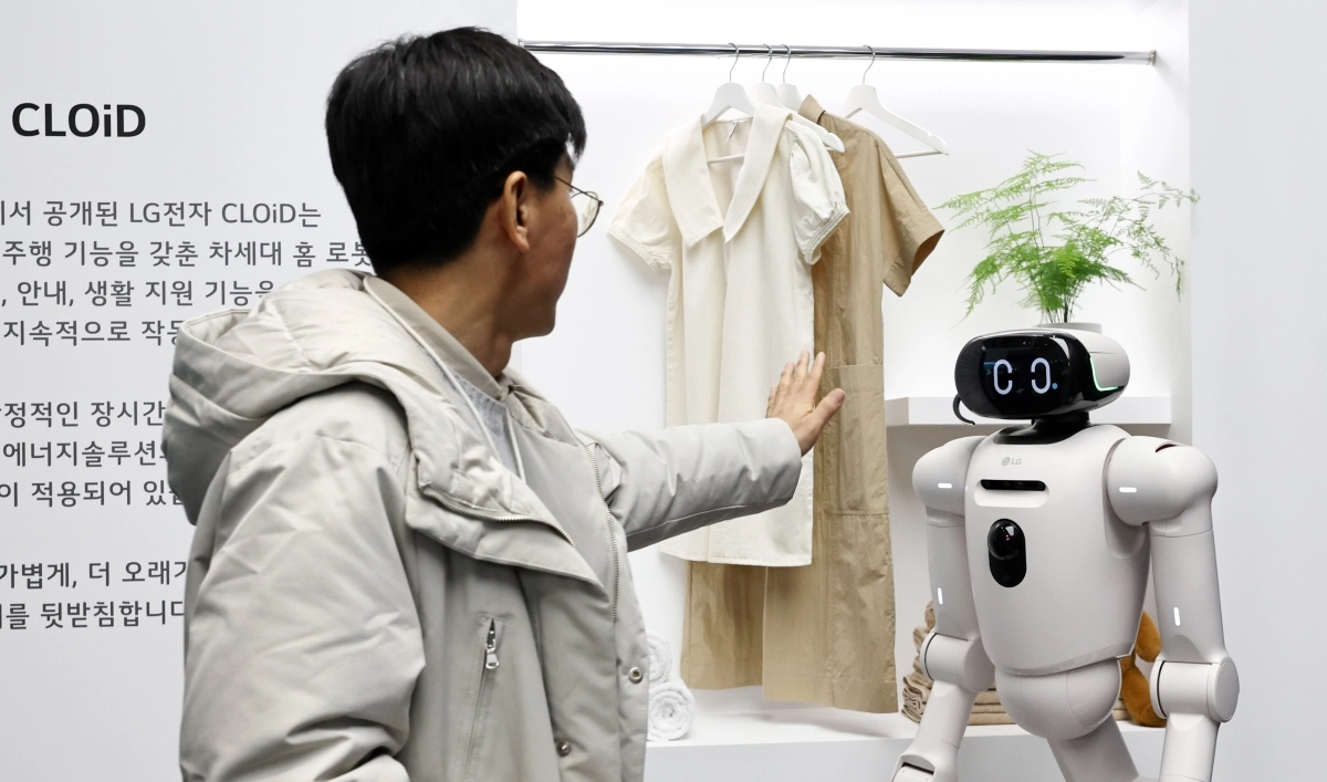 11일 서울 코엑스에서 열린 인터배터리 2026에서 관람객이 LG에너지솔루션 부스에서  LG 클로이드를 둘러보고 있다. 뉴스1