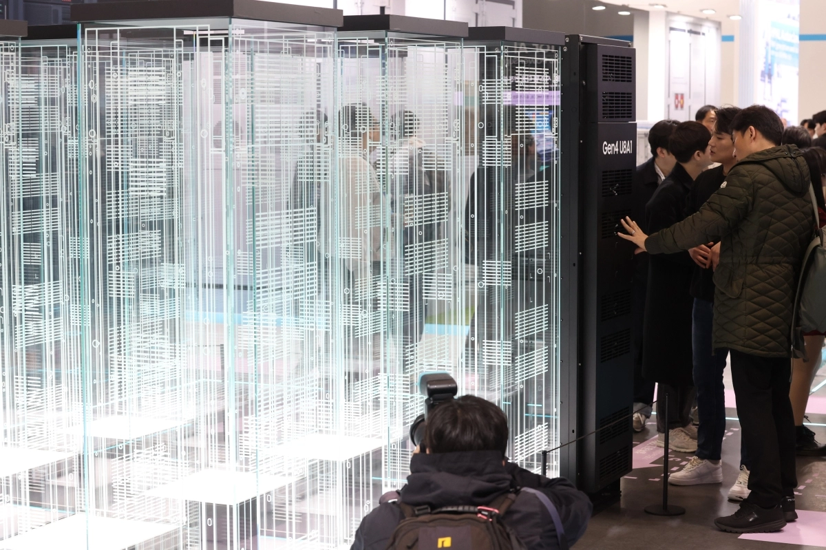 11일 서울 강남구 코엑스에서 열린 배터리 산업 전문 전시회 ‘인터배터리 2026’에서 참관객들이 삼성SDI 부스를 둘러보고 있다. 연합뉴스