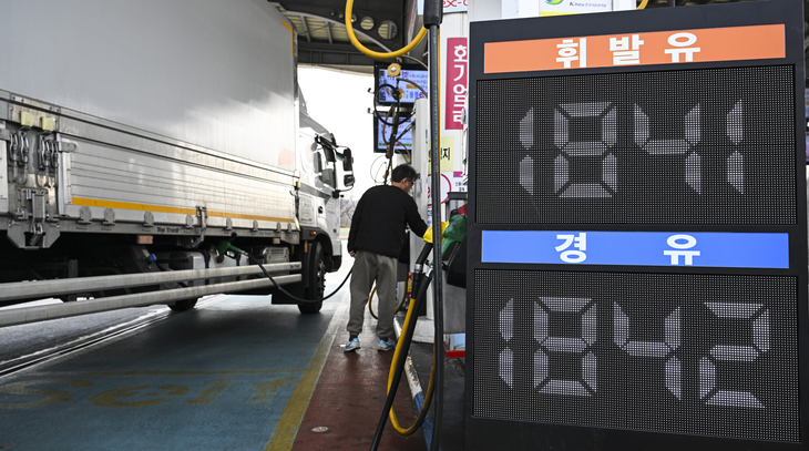 시민들이 11일 서울 서초구 경부고속도로 만남의광장 부산방향 휴게소 내 주유소에서 주유하고 있다.  2026.03.11. 서울신문DB