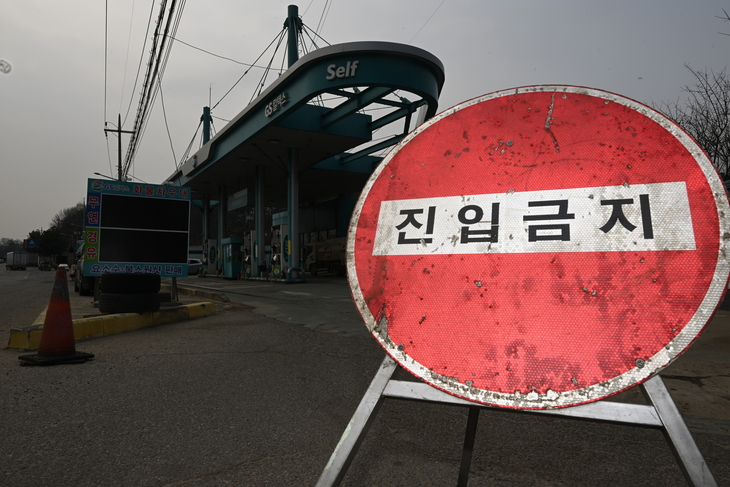 중동 사태로 국제 유가가 요동치는 가운데 11일 기름값 폭등으로 영업포기를 선언한 경기 시흥의 한 주유소 시세표에 불이 꺼져 있다. 이지훈 기자