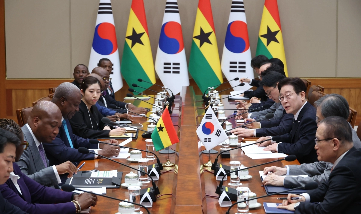 이재명 대통령이 11일 청와대에서 존 드라마니 마하마 가나 대통령과 한·가나 정상회담을 진행하고 있다. 이 대통령은 이 자리에서 “가나는 대한민국의 아프리카 시장 진출을 잇는 든든한 교두보”라고 밝혔다. 뉴스1